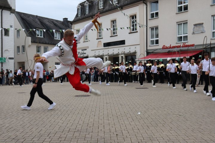 Impressionen vom Bügel- und Trillertanz beim Attendorner Schützenfest 2025.