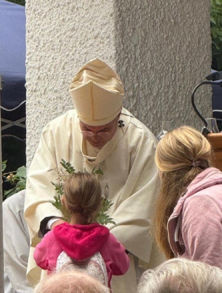 Impressionen vom Besuch des Erzbischofs auf der Dörnschlade.