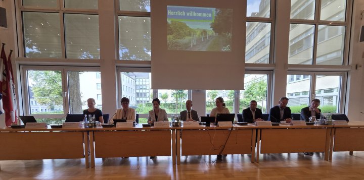 Alle Teilnehmer der Pressekonferenz am 18.7.2025 mit Vertretern des Landwirtschaftsministeriums und der Kreise Siegen-Wittgenstein und Olpe.