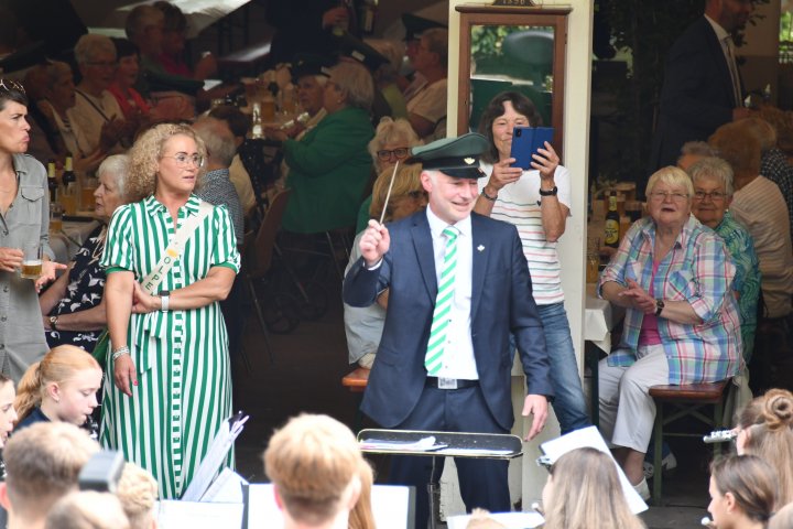 Schützenfestfreitag 2025 in Olpe, Seniorennachmittag und Fahne hissen.