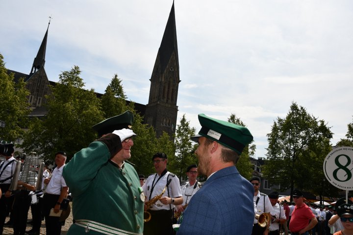 Impressionen vom Schützenfestsamstag, mit dem Antreten auf dem Marktplatz.