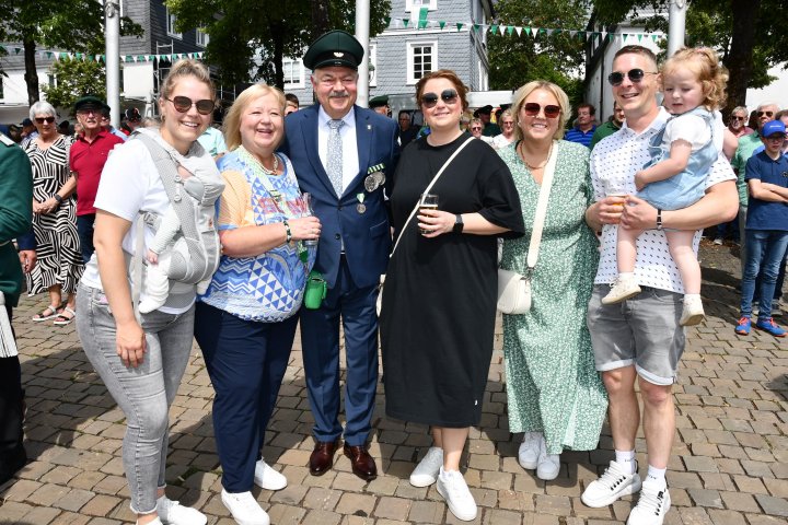 Impressionen vom Antreten am Schützenfestsamstag auf dem Olper Marktplatz.