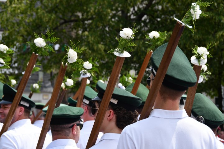 Impressionen vom Antreten am Schützenfestsamstag auf dem Olper Marktplatz.