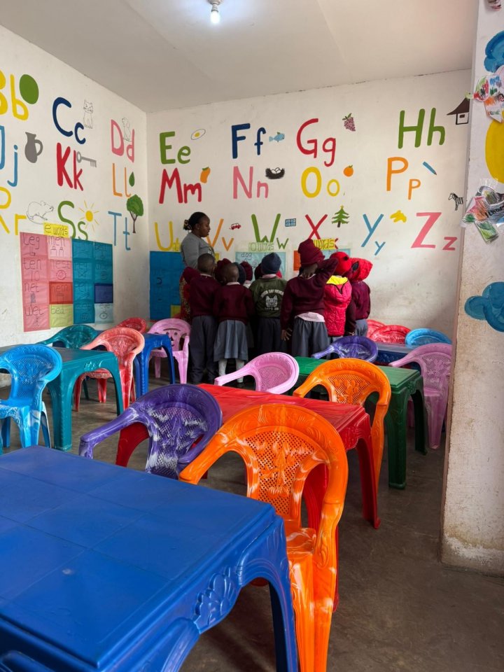 Lucy Cordes aus Altenhundem und Lina Walter aus Attendorn engagieren sich im Rahmen eines Hilfsprojekts fünf Wochen lang in einer Kindertagesstätte in Tansania.