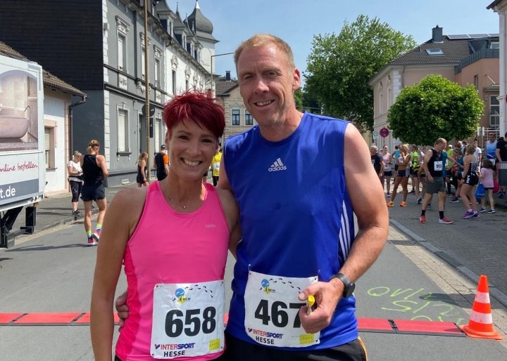 Die langjährigen Laufpartner Kathrin Brüseken und Martin Vollmert vom Team LA-Running laufen am Samstag, 8. November, für den guten Zweck und freuen sich über Unterstützung.