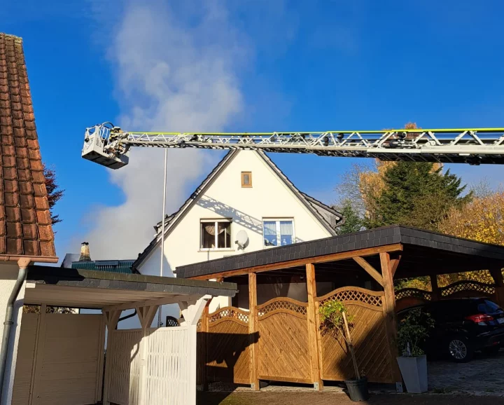 Die Feuerwehr Attendorn bekämpfte am Freitag, 7. November, einen Wohnungsbrand in Helden.
