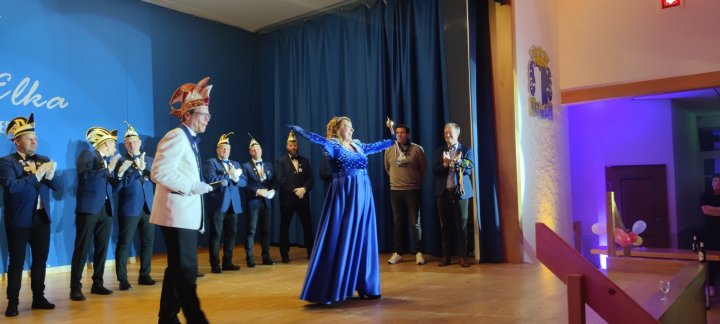 Elspe außer Rand und Band: Bei der Prinzenparty am Freitag, 7. November, wurde erstmals eine Prinzessin gekürt! Prinzessin Karin I. Padlo schwingt von nun an begeistert das närrische Zepter bei der KG Klein-Elka.