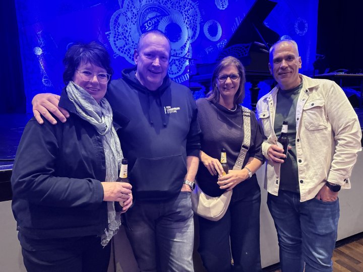 Besucher bei der Konzertlesung von Wolfgang Niedecken „Niedecken zwischen Start & Ziel - Lieder und Geschichten aus dem Leben“ in der Stadthalle in Attendorn.