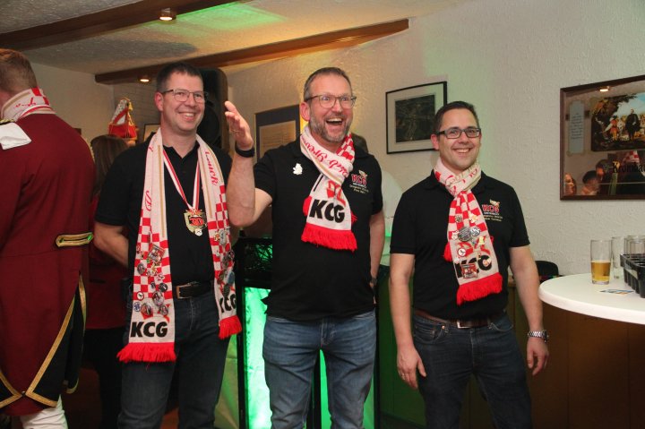 Beste Karnevalsstimmung herrschte am Dienstag, 11. November, in Grevenbrück: Der KC proklamierte sein neues Dreigestirn - und die Grevenbrücker Narren waren begeistert.