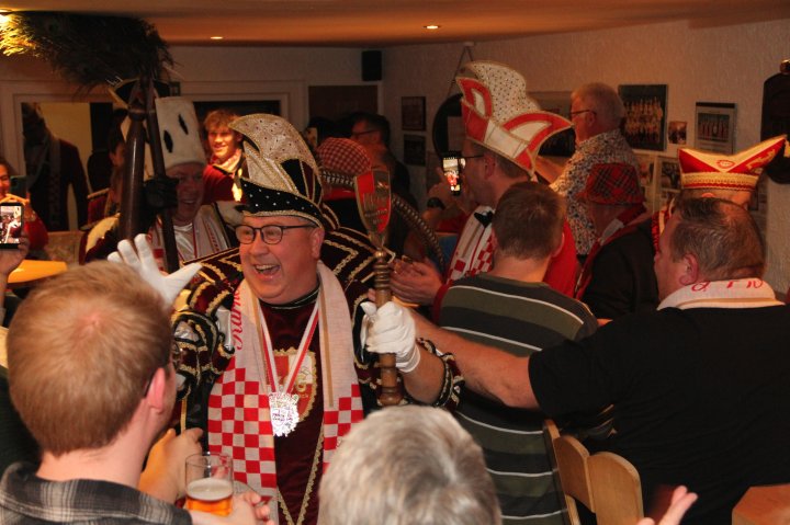 Beste Karnevalsstimmung herrschte am Dienstag, 11. November, in Grevenbrück: Der KC proklamierte sein neues Dreigestirn - und die Grevenbrücker Narren waren begeistert.