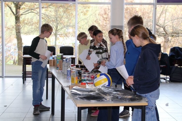 Jeder Schüler durfte sich nach der Urkundenverleihung etwas vom Preistisch aussuchen.