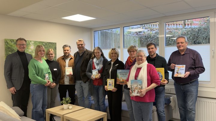 Gemeinsam mit Bürgermeister Tobias Puspas (l.) und Vertretern der weiterführenden Schulen, der örtlichen Buchhandlung, der Volksbank und der Polizei hat LP-Redakteurin Claudia Wichtmann (2.v.l.) an der St.-Agatha-Grundschule in Altenhundem den Schülern vorgelesen.