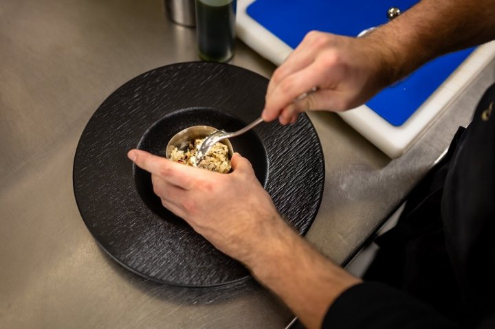 An den vier Adventssamstagen präsentiert euch das Team vom Landhotel Voss in Saalhausen Rezepte für ein Weihnachtsmenü – kreativ, modern, einfach und festlich. Heute geht es los mit der Vorspeise: Rauchforellen-Tatar mit Meerrettich-Sud.