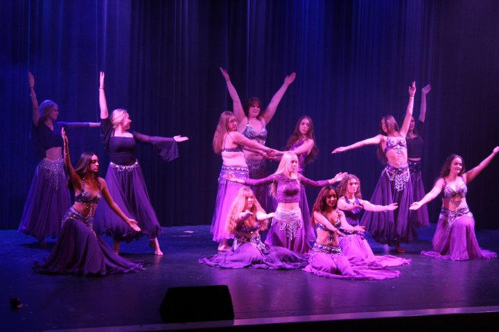 80 Tänzerinnen im Alter von drei bis 70 Jahren führten das Märchen „Frau Holle“ in 24 Choreografien auf.