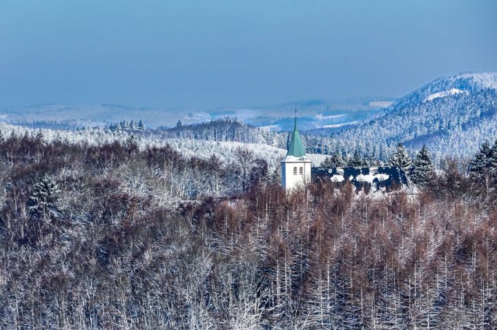 Weihnachtsgrüße aus Kirchhundem – die Wallfahrtskapelle Kohlhagen.