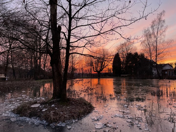 Weihnachtsgrüße aus Wenden – Blick auf Römershagen, aufgenommen am Weiher in der Dorfmitte.