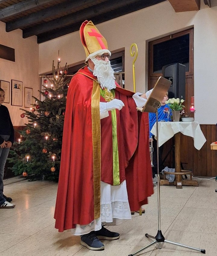 Der Gemeindeausschuss Elben hatte alle Dorfbewohner ab 60 Jahren zum Adventsnachmittag eingeladen und ein vielseitiges Programm auf die Beine gestellt.