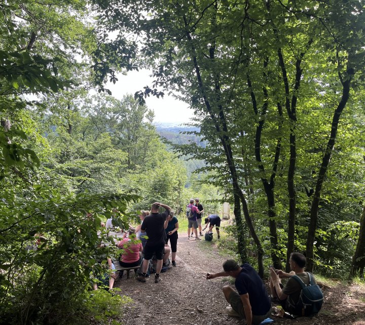 An der frischen Luft schmeckt regionales Bier noch mal so gut. Bei der Bierwanderung von Pannenklöpper Design werden Biere von kleinen Sauerländer Brauereien verkostet.