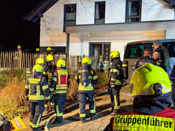 Bei einem Wohnhausbrand in Heid ist am Donnerstagabend, 5. Dezember, ein Junge schwer verletzt worden. Er wurde mit dem Hubschrauber in eine Klinik geflogen.