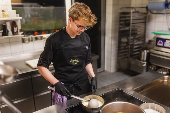Der zweite Gang im LokalGenuss-Weihnachtsmenü: eine vegane Pastinaken-Kokos-Suppe, zubereitet von Jan Lennemann, Koch-Azubi im Landhotel Voss in Saalhausen.