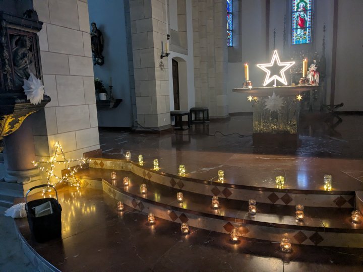 Zu einem Adventsnachmittag mit einem gemeinsamen Weihnachtssingen in der Kirche und einem anschließenden Elterncafé in der Grundschule hatte jetzt die Oene-Elspe-Tal-Schule eingeladen, organisiert von der OGS: