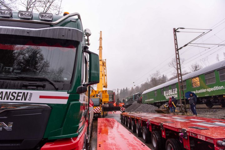 Ein mehr als 300 Tonnen schwerer Trafo hat am Sonntag, 7. Dezember, in Kirchhundem die Blicke auf sich gezogen.