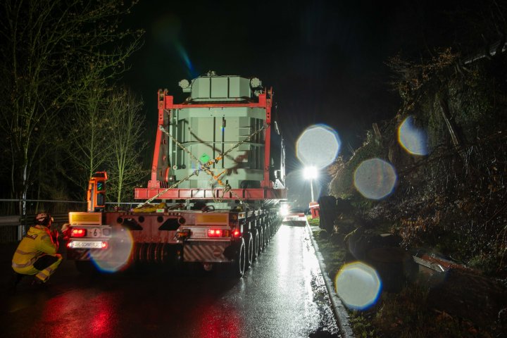 Per Fernsteuerung startete der 300 Tonnen schwere Trafo vom Kirchhundemer Bahnhof zur Hundemstraße.