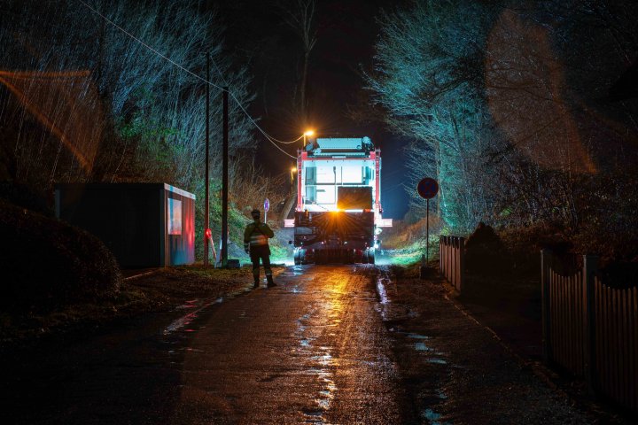Per Fernsteuerung startete der 300 Tonnen schwere Trafo vom Kirchhundemer Bahnhof zur Hundemstraße.