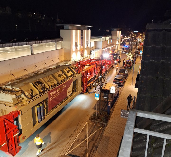 Beeindruckende Bilder von der Ankunft des Schwertransports in Altenhundem.