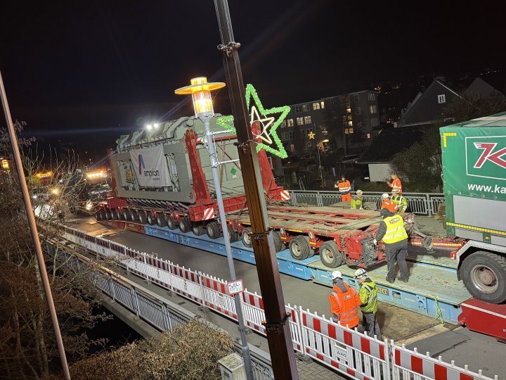 Hunderte Beobachter säumten die Straßen in Altenhundem, als sich der 300-Tonnen-Koloss seinen Weg durch das Nadelöhr Helmut-Kumpf-Straße bahnte. Besonders spannend wurde es an der Brücke, die seit langem für Fahrzeuge über 3,5 Tonnen gesperrt ist.