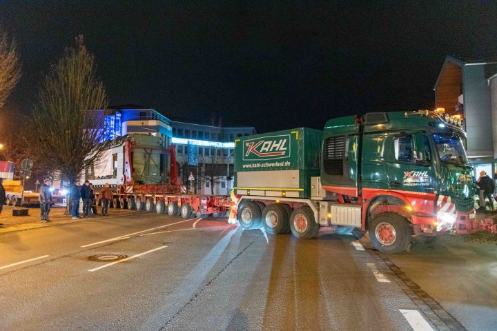 Der Amprion-Schwertransport startete am Donnerstagabend, 11. Dezember, in Altenhundem. Zahlreiche Zuschauer beobachteten das Spektakel – ist der letzte derartige Transport doch 40 Jahre her.