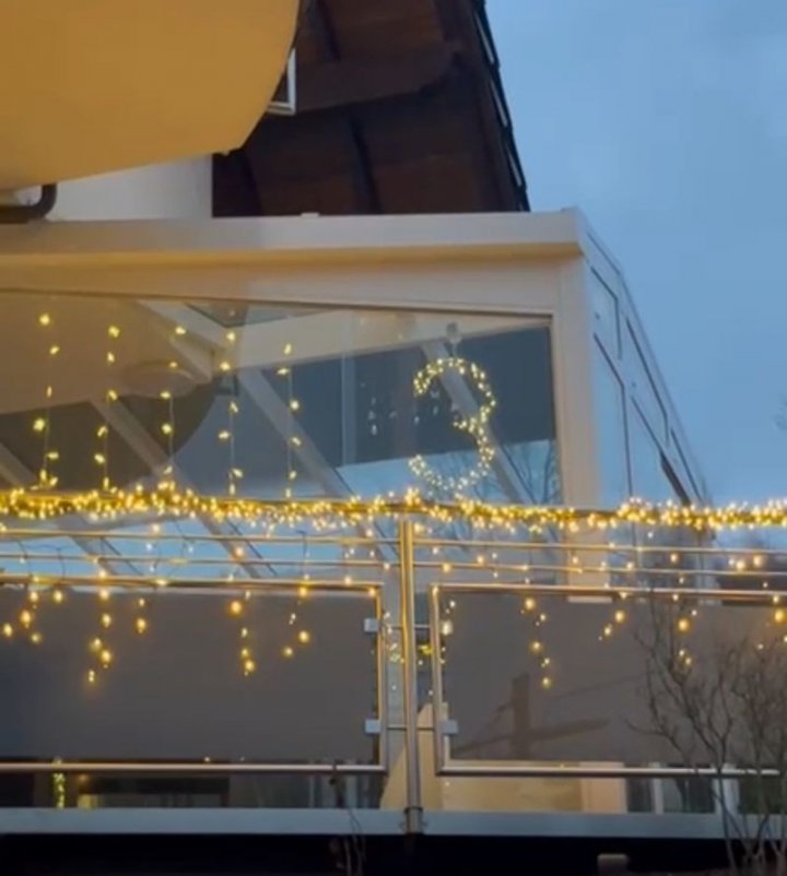 Jeden Abend von 17 bis 19 Uhr öffnet sich in der Adventszeit in  Oberelspe ein liebevoll gestaltetes Adventsfenster.