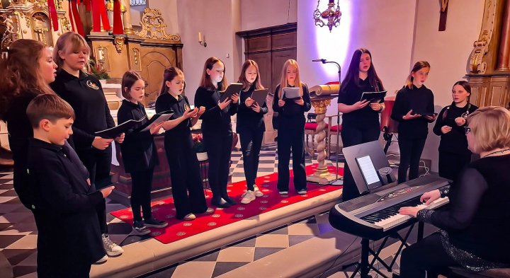 Beim gemeinsamen Konzert begeisterten die Burgfinken Oberhundem und der Musikverein Rinsecke-Oberhundem nicht nur die Besucher, sondern es kamen auch Spenden für den guten Zweck zusammen.