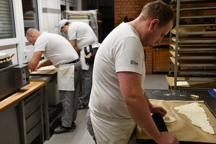 Plätzchenbacken ist in der Bäckerei Poggel Teamwork.