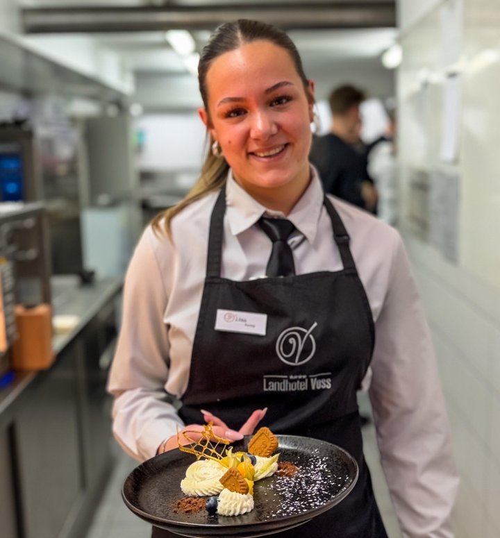 Das Dessert im LokalGenuss-Weihnachtsmenü, präsentiert von Servicekraft Lisa Rump: Vanille-Mascarponecreme mit Bratapfel-Ragout.