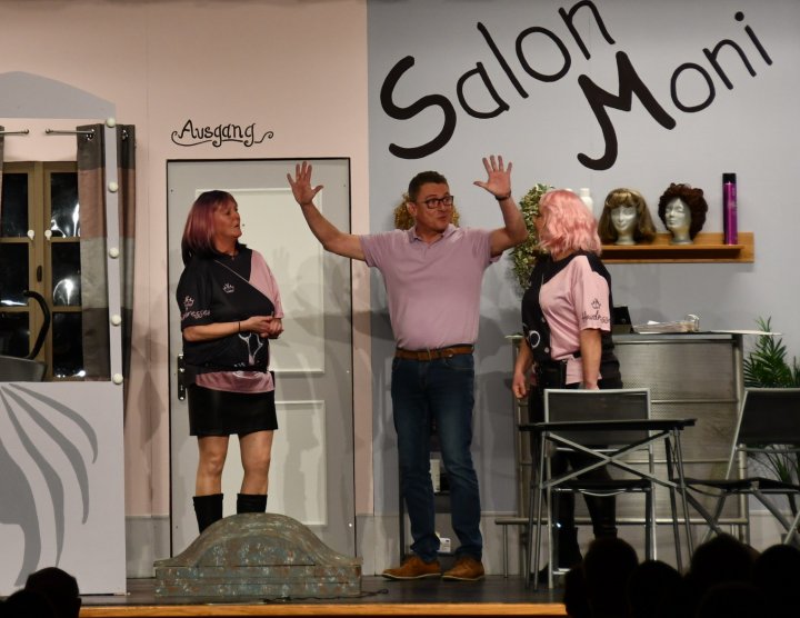 Premiere des Theatervereins Oberhundem im Dezember 2025. Haarige Zeiten in der Schützenhalle.