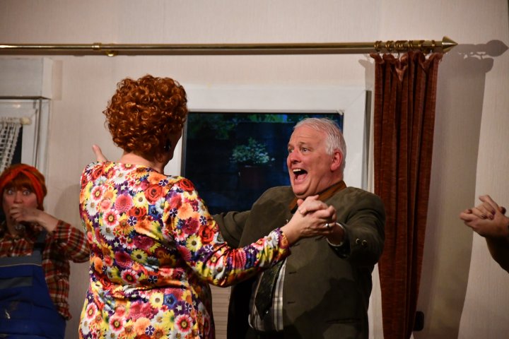 Der Theaterverein Ostentrop überzeugt mit dem Stück „Der mit dem Staubsauger tanzt“ von Beate Irmisch.