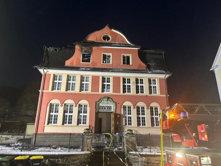 Die Feuerwehr ist derzeit mit Nachlöscharbeiten beschäftigt.