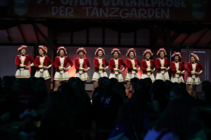 Die offene Generalprobe der Tanzgarden fand traditionell in Kirchveischede statt.