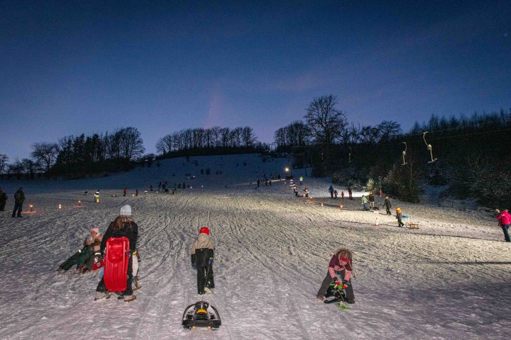 250 Besucher und eine schnelle Rodelpiste: Die Flutlicht-Aktion der Feuerwehr Halberbracht war ein voller Erfolg.