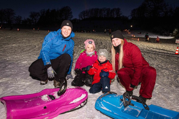 250 Besucher und eine schnelle Rodelpiste: Die Flutlicht-Aktion der Feuerwehr Halberbracht war ein voller Erfolg.
