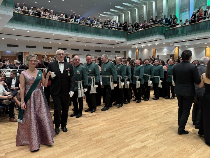 Polonaise, Walzer und Tanz mit der Band „Taktlos“ beim Olper Schützenball.