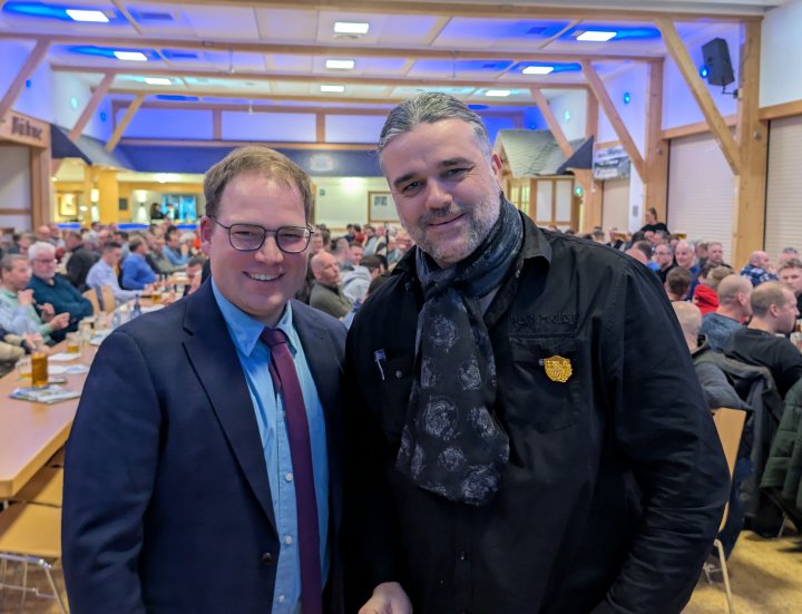 Mit dem Orden für Verdienste wurde Böllerschütze Markus Bierbach (r.) geehrt, links im Bild Vorsitzender Maximilian Ellinger.