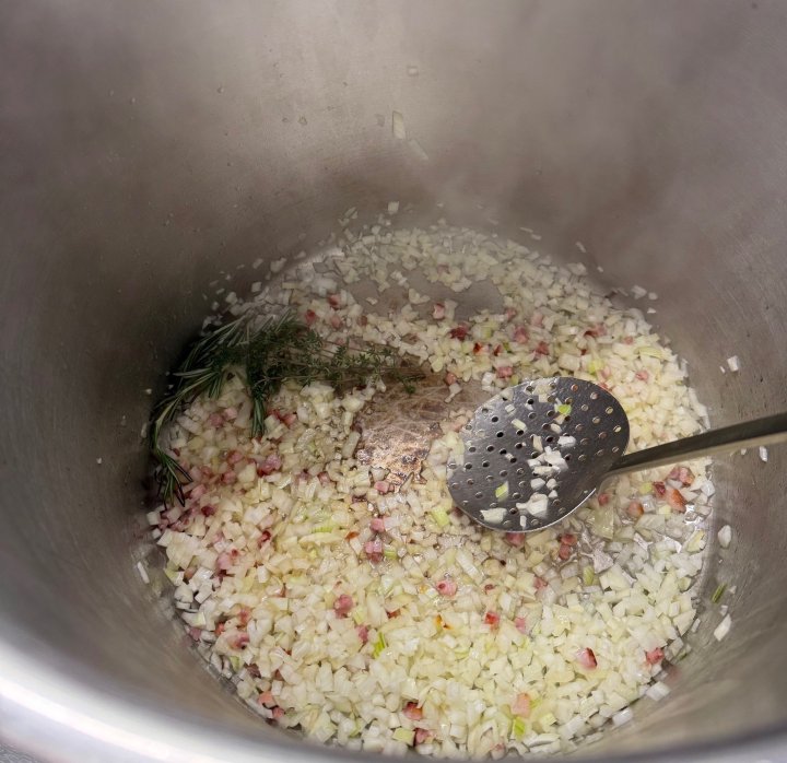 Das beste an kalten Wintertagen: ein heißer Erbsen-Eintopf. Wie ihr den zubereitet, zeigt euch heute Philipp Voss vom Landhotel Voss in Saalhausen.