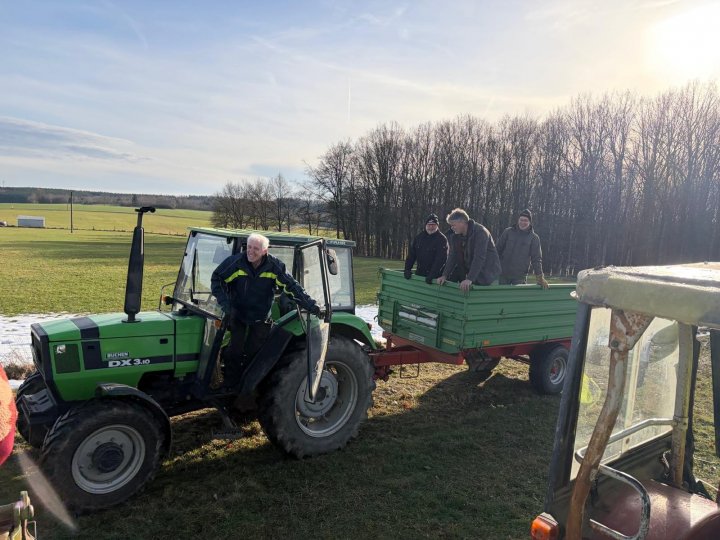 Beim Einsammeln der Weihnachtsbäume in Schönau und Altenwenden packen der Männergesangverein, der Junge Chor und der Kinderchor gemeinsam an.