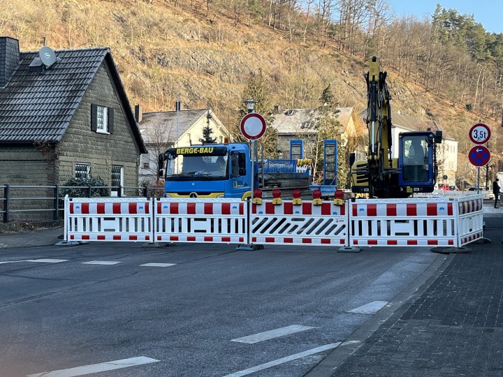 Am Montag, 19. Januar, wurde die Brücke Helmut-Kumpf-Straße in Altenhundem gesperrt. Für mindestens anderthalb Jahre ist hier kein Durchkommen mehr.