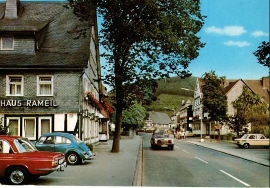 Das Haus Rameil und die Ortsdurchfahrt Saalhausen.