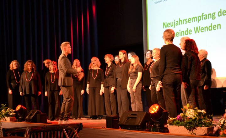 Der Frauenchor Elben unter der Leitung von Moritz Schönauer stimmte das Publikum mit drei Liedern auf den Neujahrsempfang ein.