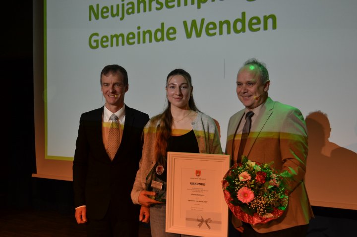 Sportlerin des Jahres der Gemeinde Wenden ist Charlotte Koch. Der Preis wurde ihr von Bürgermeister Bernd Clemens (l.) und dem Vorsitzenden des Kultur- und Sportausschusses Wenden, Thorsten Scheen (r.), überreicht.