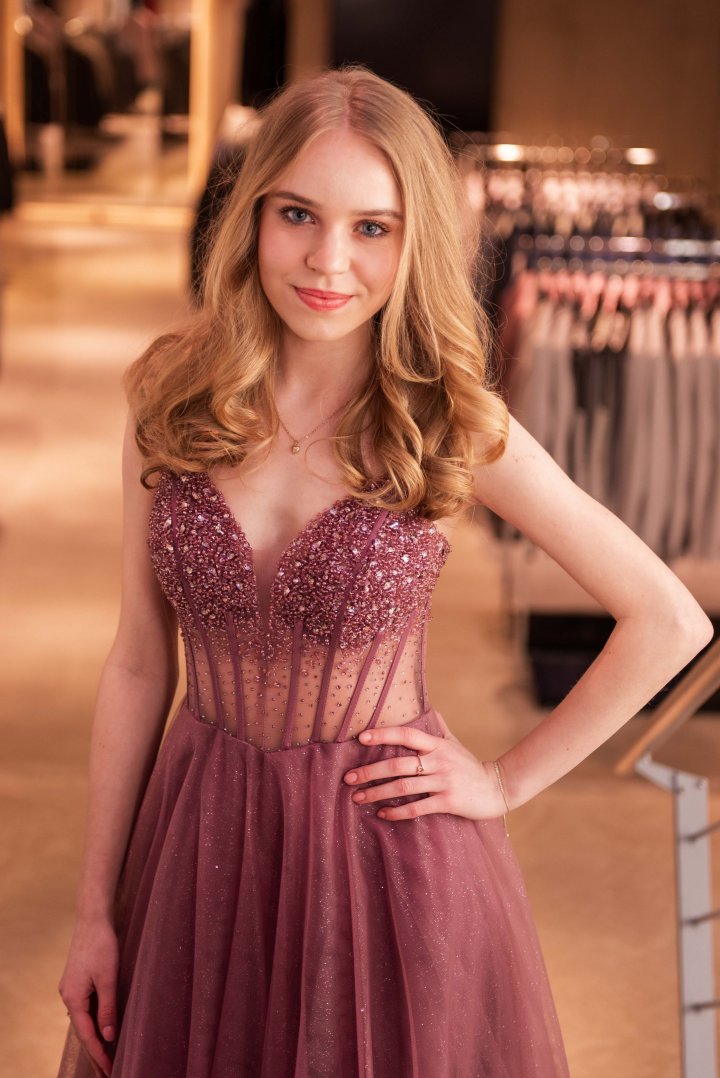 Abiball-Aktion 2026: Lara Henze und Martin Arens vom St.-Ursula-Gymnasium Attendorn.